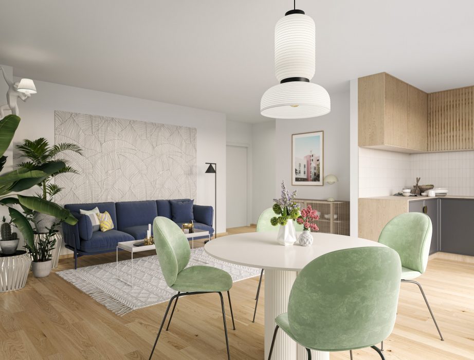 Ein modernes Wohnzimmer mit blauer Couch, grünen Stühlen, Pflanzen, weißem Tisch und einer offenen Küche mit Holzakzenten.