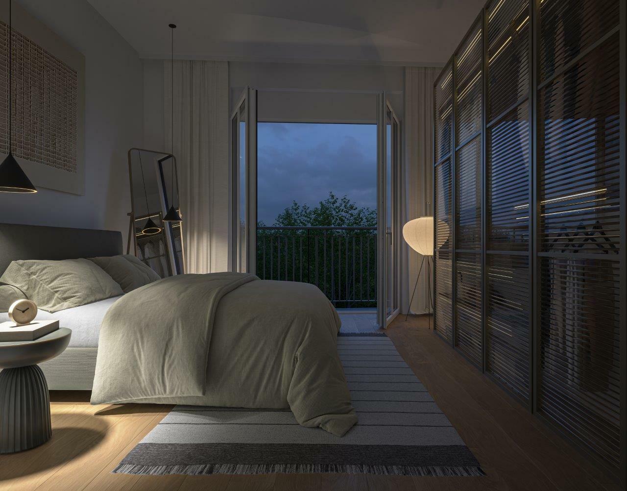 Schlafzimmer mit Bett, Nachttisch, Stehlampe, großem Spiegel und offener Balkontür mit Abendblick. Teppich liegt auf Holzboden.
