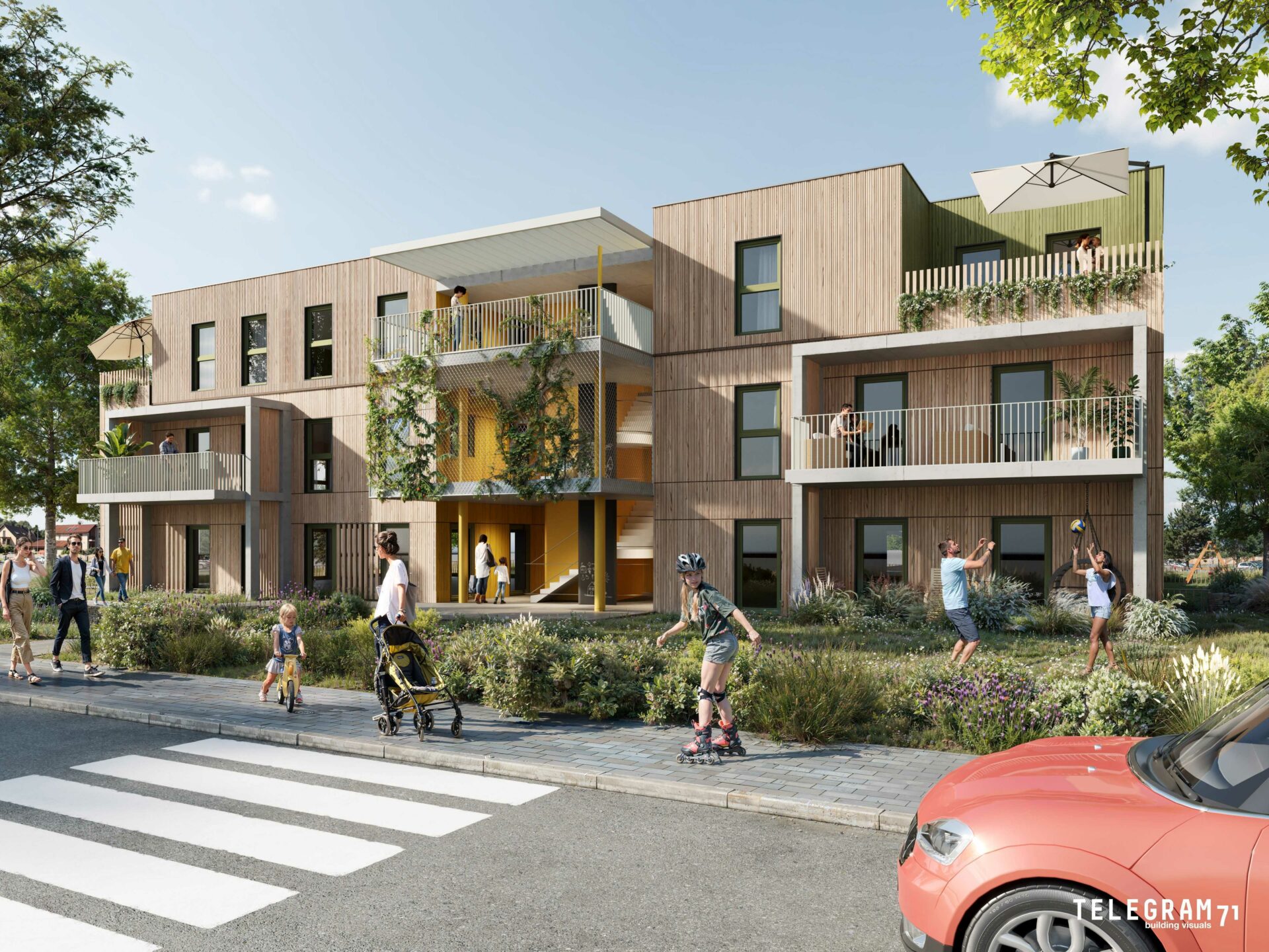 Ein modernes Gebäude mit Holzfassade, Balkonen und Pflanzen; Menschen passieren auf einem Bürgersteig, spielen und skaten in der Umgebung.