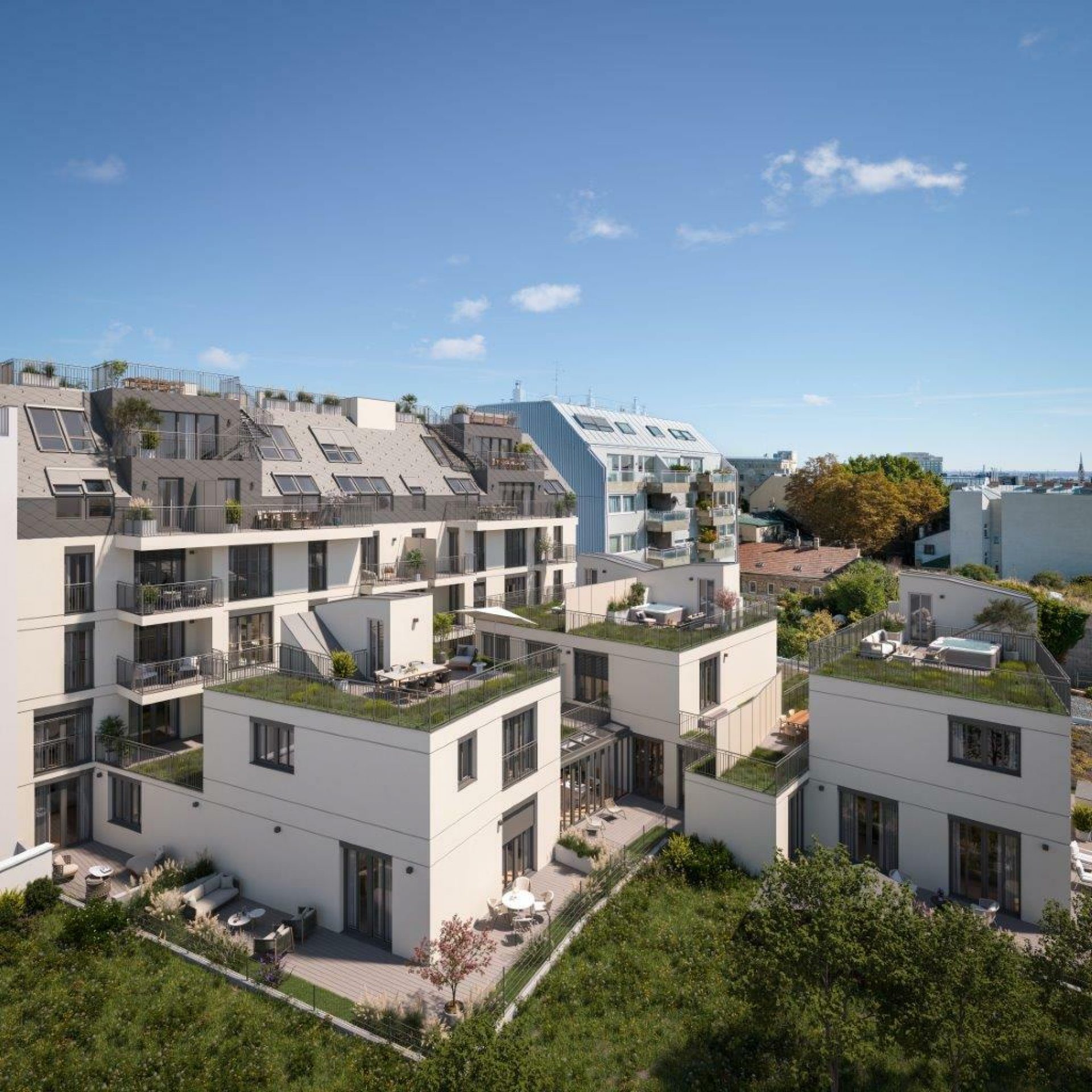 Mehrstöckiges modernes Wohngebäude mit begrünten Dächern und Terrassen, umgeben von Bäumen und Grünflächen an einem sonnigen Tag.