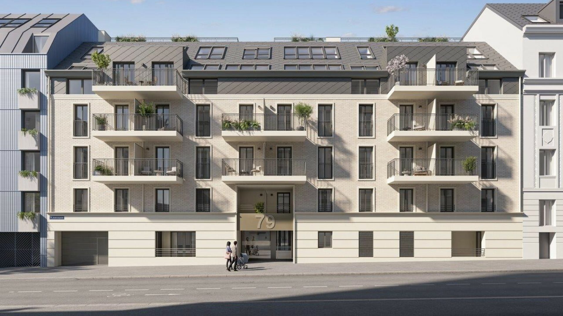 Mehrstöckiges Wohngebäude mit Balkonen, großen Fenstern, der Hausnummer 79 und zwei Personen mit Kinderwagen auf dem Gehweg.